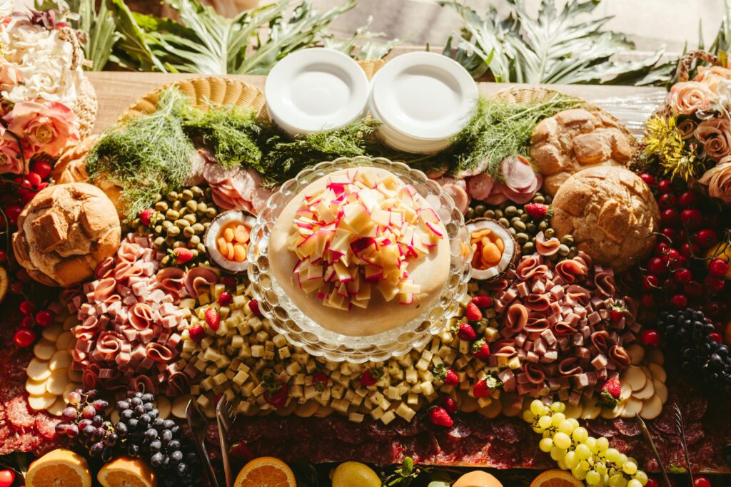 l'immagine descrive una composizione di salumi, frutta e pane, ideale per i segni di fuoco a tavola, in particolare per il Leone