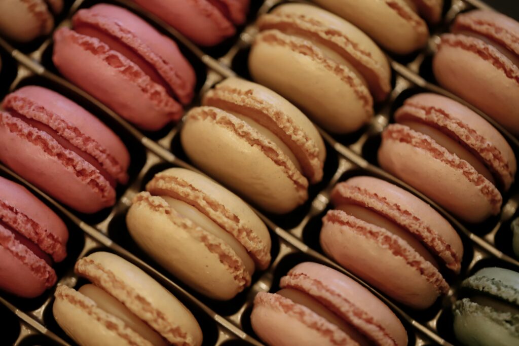 L'immagine mostra dei macarones, un dessert raffinato, colorato e di piccole dimensioni, ideale per i segni d'aria a tavola, specialmente per il Gemelli