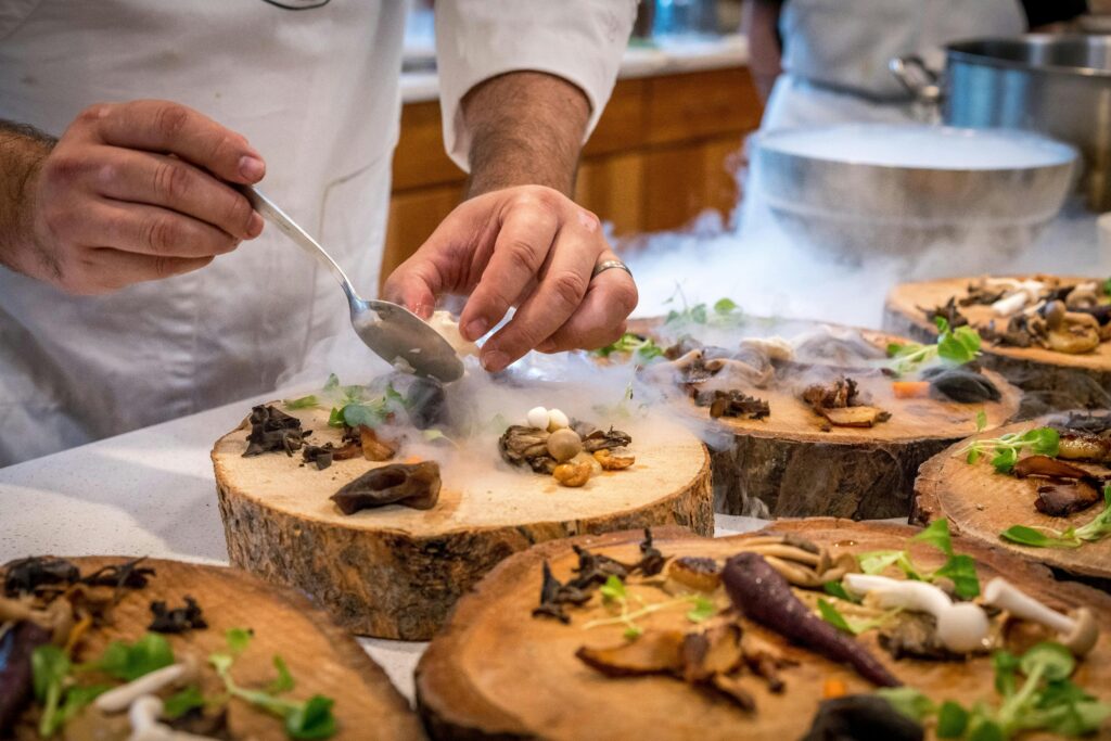 L'immagine mostra una pietanza preparata con tecnica innovativa e servita su piatti ricavati dal tronco degli alberi
