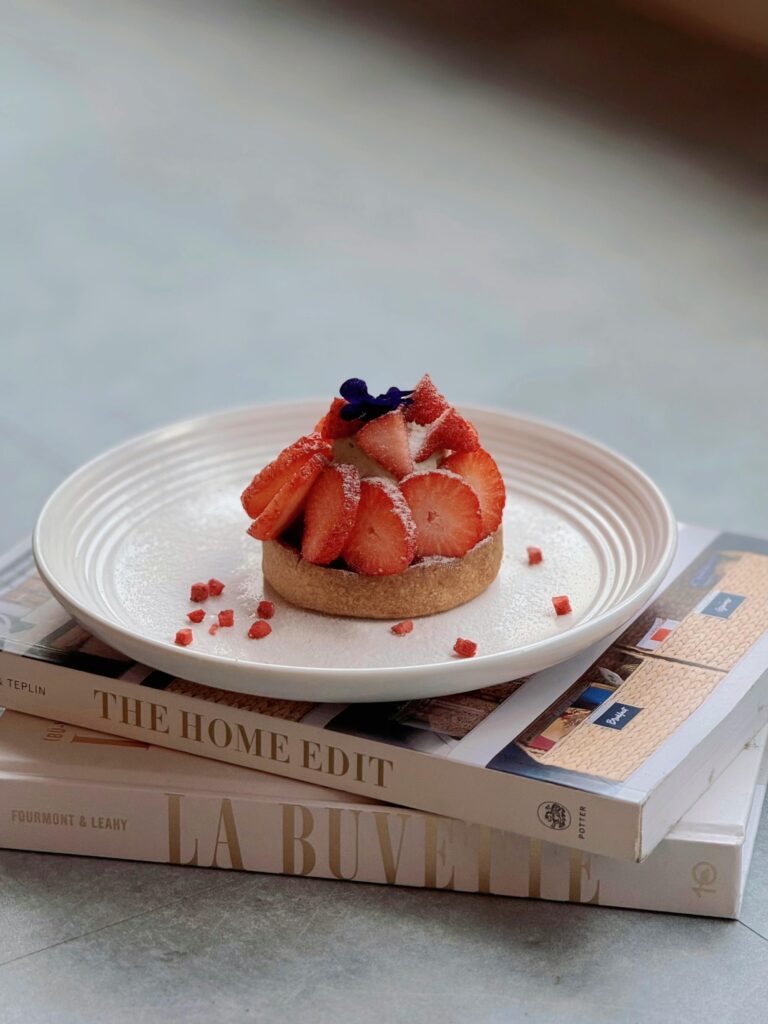 L'immagine mostra una tartelletta monoporzione con crema e fragole fresche, dessert perfetto per i segni d'aria a tavola