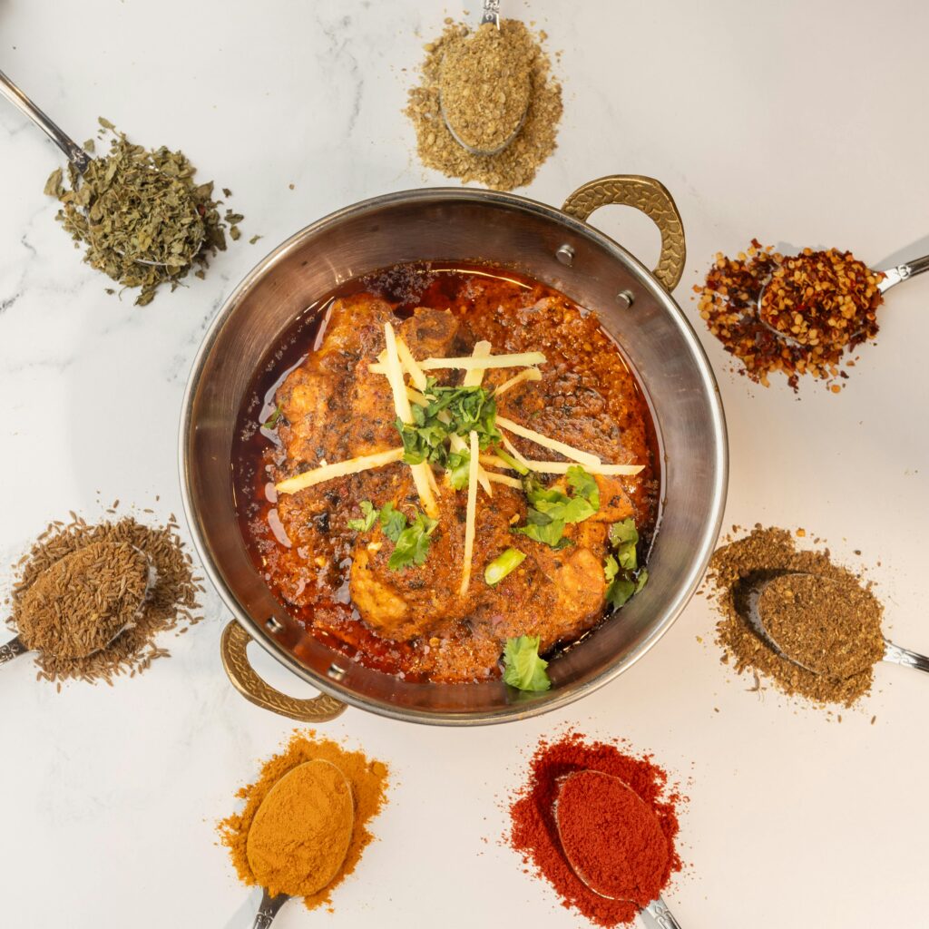 L'immagine mostra un tipico piatto di curry indiano e le spezie più usate in India