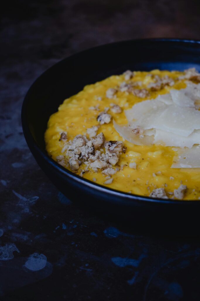 l'immagine rappresenta un risotto alla zucca, ingrediente perfetto anche per un antipasto autunnale