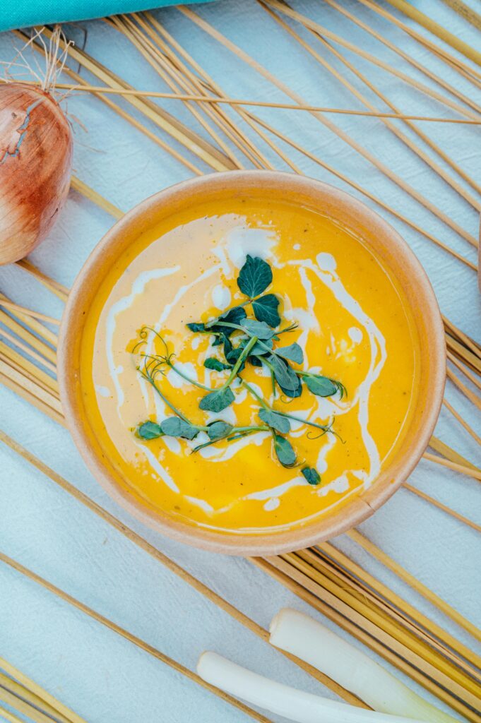 l'immagine rappresenta una vellutata di zucca, ingrediente perfetto per un antipasto autunnale